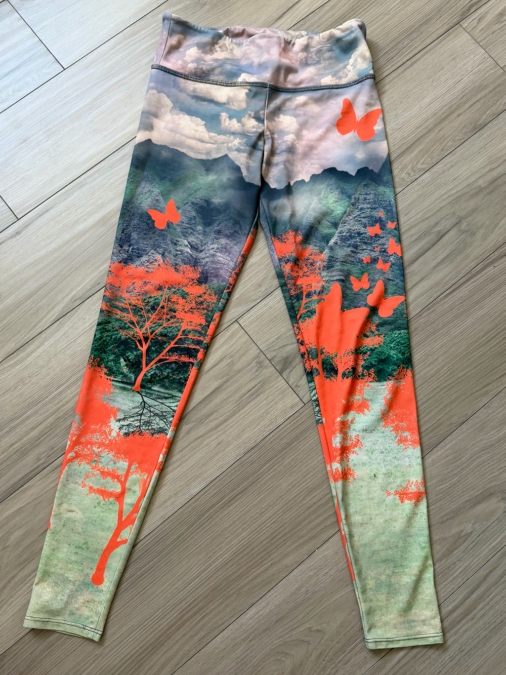 Onzie Free Fly Orange Butterfly Mountain Scenic Leggings Yoga M/L Womans